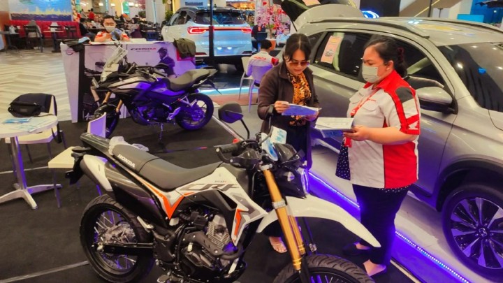  Petugas Honda sedang menemani salah satu pengunjung di both pamerah Honda Sport Motoshow 2023