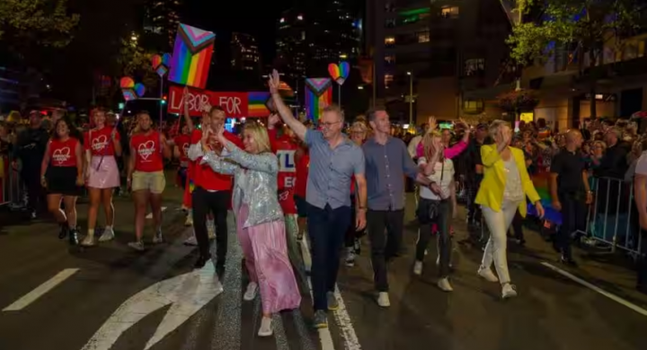 Anthony Albanese, PM Australia yang pertama kali ikut serta dalam parade LGBT di Sydney /Twitter