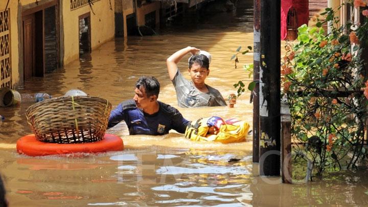 Banjir 1,75 Meter Jakarta Rendam Kenon Pala, 155 Keluarga Terpaksa Bertahan di Lantai Dua Rumah.(Tempo.com/foto)