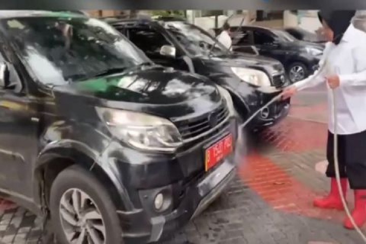 Screenshot Video Buk Risma Cuci Mobil Dinas, Viral di TikTok. (SindoNews/Foto)