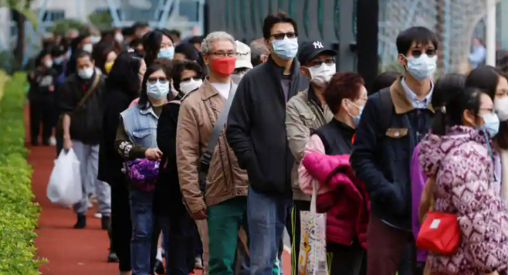 Setelah lebih 900 hari akhirnya Kota Hong Kong mencabut aturan penggunaan masker Covid 19 /Reuters