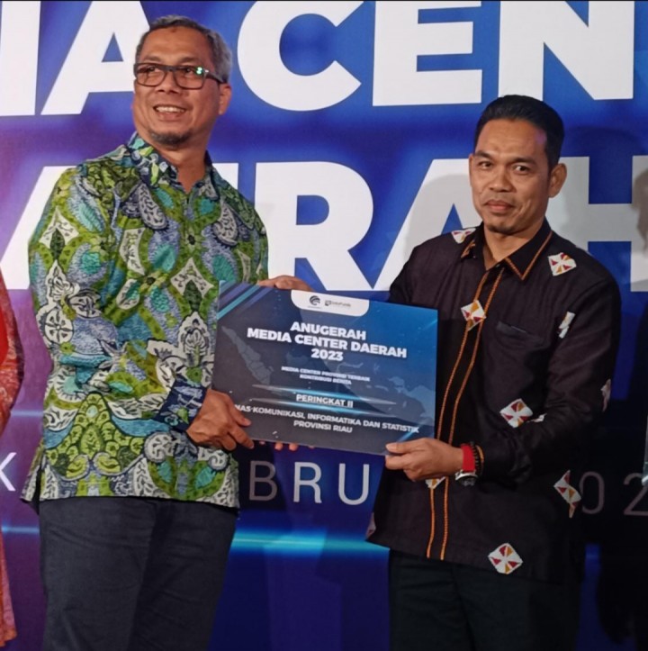 Kadiskominfotik Riau, Erisman Yahya saat terima penghargaan