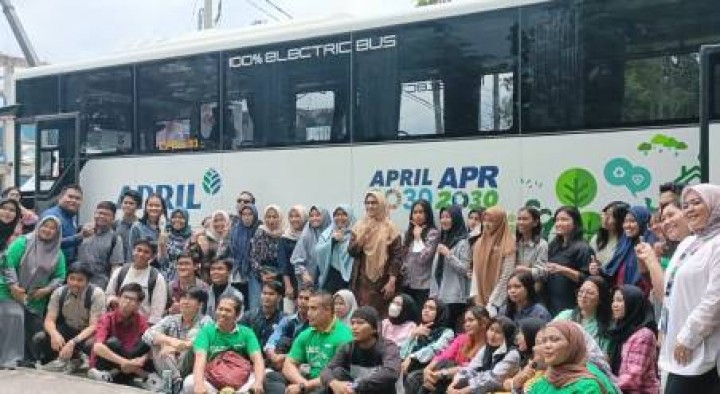 Foto : rombongan awak media, influencer dan mahasiswa berfoto didepan bus listrik RAPP