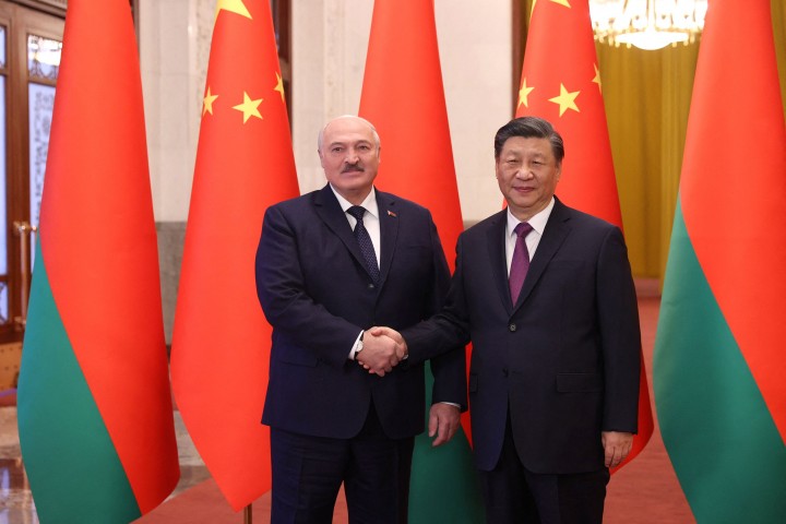 Potret Presiden Xi Jinping dan Presiden Belarusia Lukashenko Lakukan Pertemuan. (CNN/Foto)