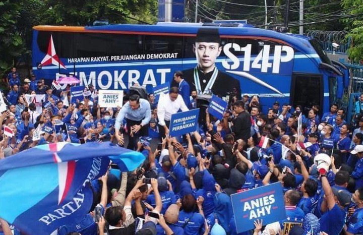 Ketua Umum Partai Demokrat Agus Harimurti Yudhoyono (AHY) memperkenalkan Anies Baswedan kepada kader-kadernya untuk dijagokan di pemilihan presiden mendatang. Sumber: Twitter / @AgusYudhoyono