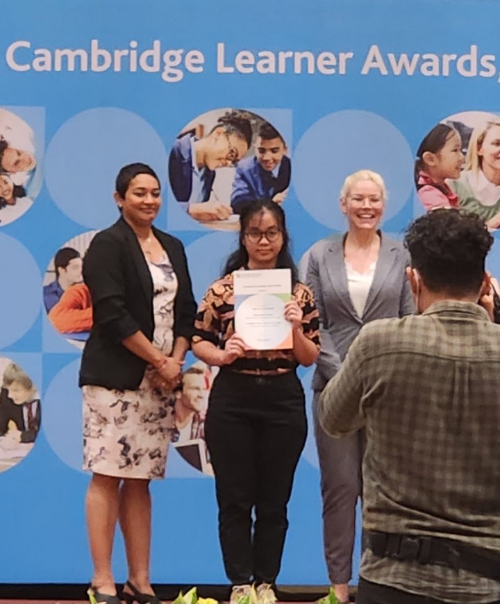 Keterangan foto : Indah Goretty Simanjuntak mendapatkan penghargaan dari Cambridge