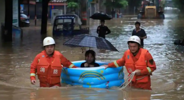 Banjir Malaysia sebabkan satu warga tewas dan puluhan ribu dievakuasi karena hujan terus turun /Reuters