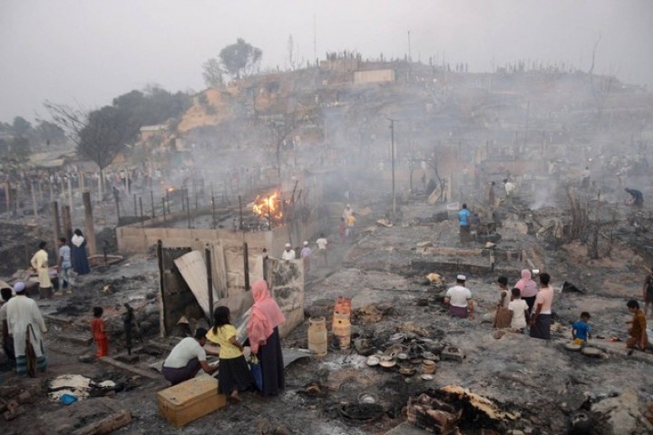 Potret Kamp Rohingya yang Terbakar di Bangladesh. (Kumparan.com/Foto)