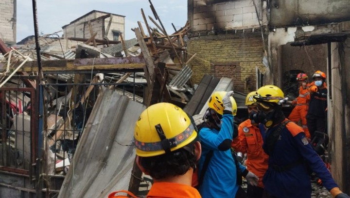 Proses Evakuasi Jasad Korban Kebakaran Depo Pertamina Pelumpang. (Twitter/Foto)