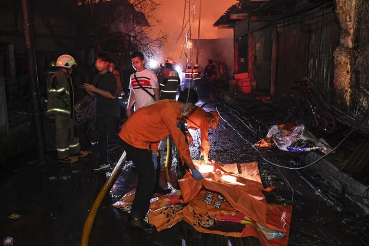 Potret Tim Evakuasi Korban Kebakaran Depo Pertamina Plumpang. (Twitter/Foto)