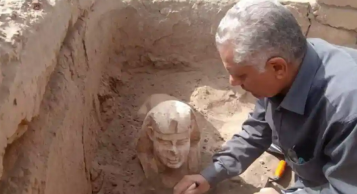 Para arkeolog Mesir menemukan patung mirip sphinx yang tersenyum dan memiliki lesung pipit dekat Kuil Athor /AFP