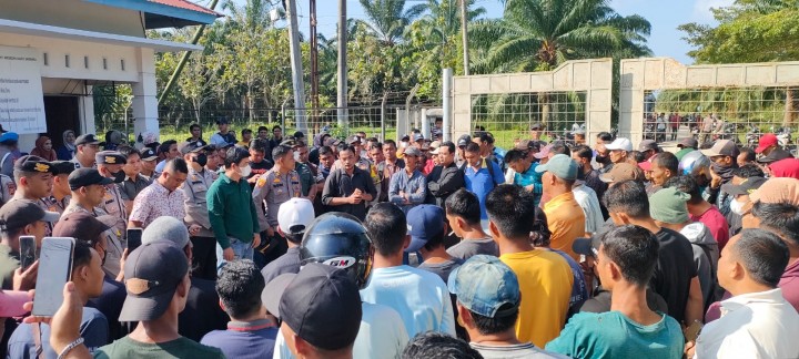 Puluhan karyawan PT Meskom agro sarimas saat melakukan aksi unras