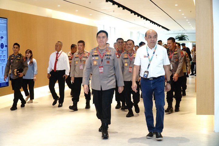 Direktur RAPP, Mulia Nauli beserta jajaran juga turut mendampingi kapolda dan pejabat utama Polda Riau selama berkeliling melihat operasional RAPP. 