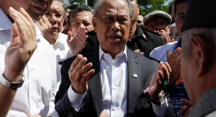 Mantan perdana menteri Malaysia Muhyiddin Yassin tiba untuk memberikan pernyataan kepada Komisi Anti-Korupsi Malaysia (MACC) di Putrajaya, Malaysia 9 Maret 2023 /Reuters
