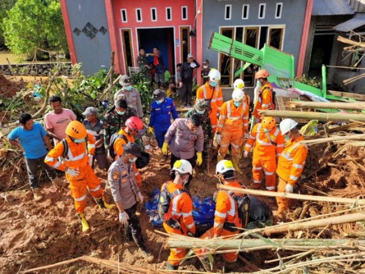 Potret Tim Satgas Gabungan yang Kembali Menemukan 11 Korban jenazah bencana Tanah Longsor, Natuna Kepulauan Riau. (BBC/Foto)