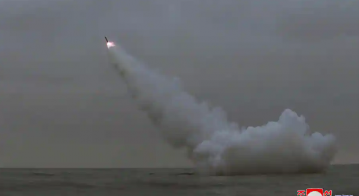 Korut tembakkan dua rudal jelajah strategis dari kapal selam ketiak latihan militer AS dan Korsel siap dimulai /Reuters