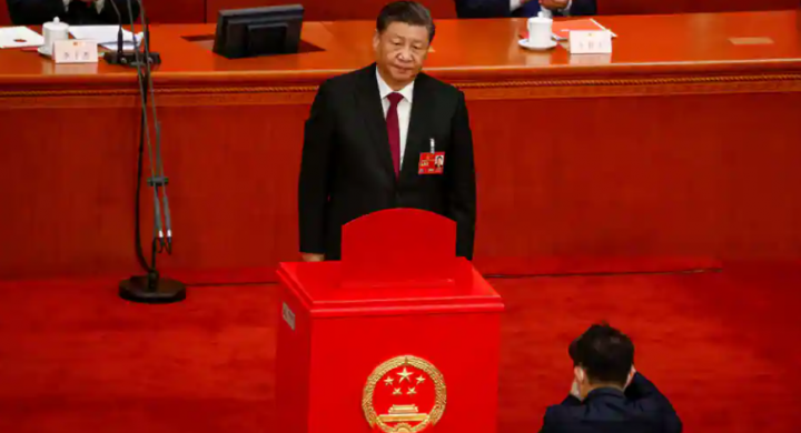 Xi Jinping serukan benteng angkatan militer jadi tembok besar baja setelah ia dikukuhkan menjabat sebagai presiden China periode ketiga /Reuters
