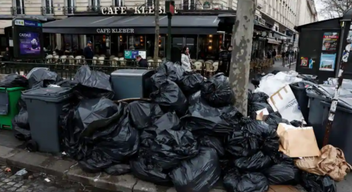 Kota Paris berubah menjadi tempat tumpukan sampah ketika pemogokan tetap berlanjut /Reuters