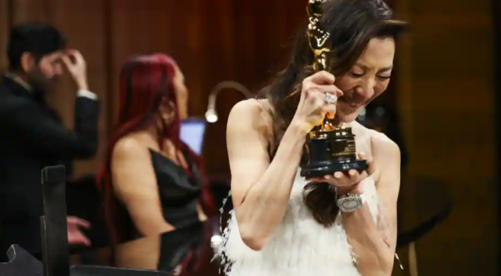 Michelle Yeoh, aktris Malaysia cetak sejarah yang memenangkan piala Oscar /Reuters