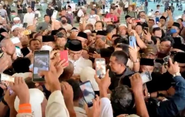 Bacapres Anies Diteriaki Sebagai 'Presiden!' Usai Sholat Jumat di Surabaya