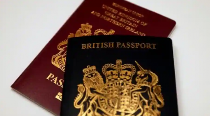 Ribuan pekerja paspor Inggris akan melakukan pemogokan selama sebulan /Reuters