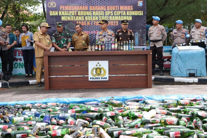 Ciptakan Rasa Aman Menjelang Ramadhan, Polres Siak Musnahkan Ratusan Minuman Keras dan Puluhan Knalpot Brong