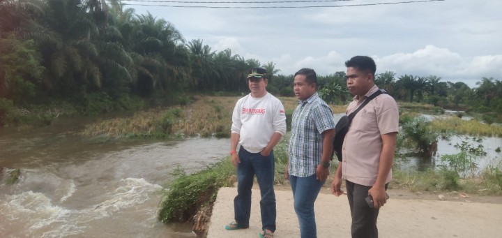 Wakil Ketua DPRD Riau, Syafaruddin Poti tinjau akses jalan yang rusak 