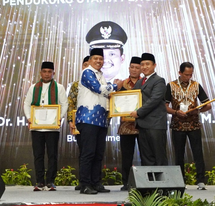 Dukung Pengelolaan Zakat, Bupati Alfedri Raih Penghargaan Pada BAZNAS Award 2023