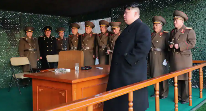 Pemimpin Korea Utara Kim Jong Un sedang membimbing latihan drone nuklir bawah air yang mampu lepaskan tsunami radioaktif /Reuters