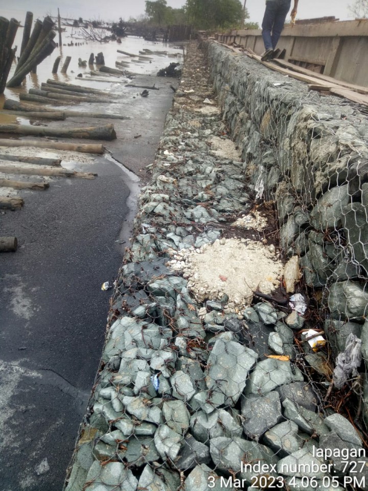 Kondisi proyek batu bronjong di Desa Parit I Api Api yang saat ini sudah mulai runtuh