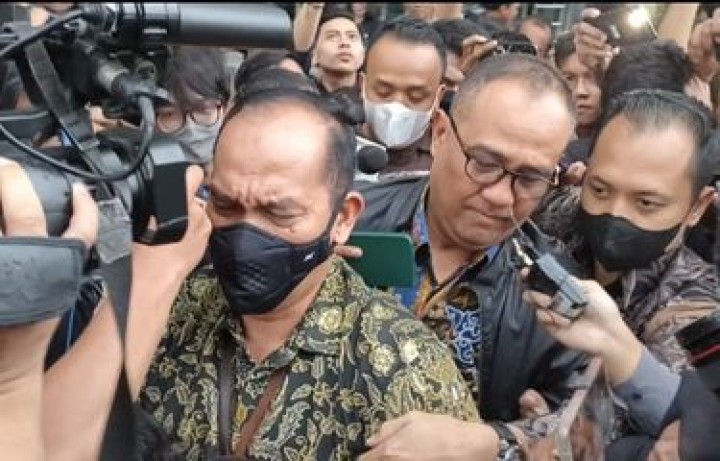 Rafael Alun Bungkam Usai Diperiksa KPK Selama 12 Jam, Sang Anak dan Istri Ikut Ogak Berkomentar. (Twitter/Foto)