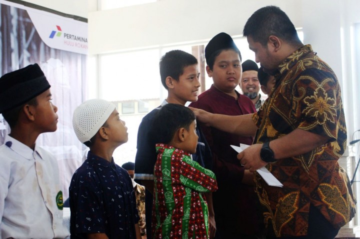 Caption: Manajemen PHR berdialog dengan para anak yatim dalam momen santunan dan doa bersama yang dilaksanakan baru-baru ini
