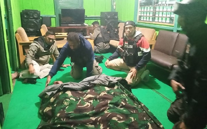 Duka TNI-Polri, 2 Prajurit Gugur saat Amankan Tarawih di Papua, Kedua korban itu yakni Serda Riswar dan Bripda Mesak. (JPNN.com/Foto)