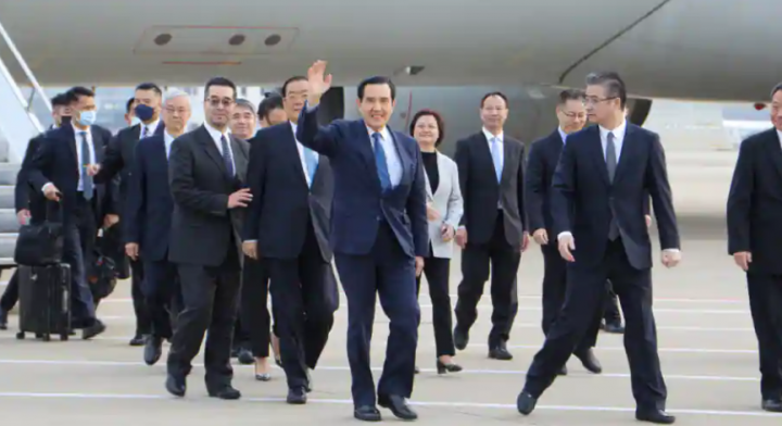 Mantan Presiden Taiwan, Ma Ying-jeou saat tiba di sebuah bandara di Shanghai, China 27 Maret 2023 /Reuters