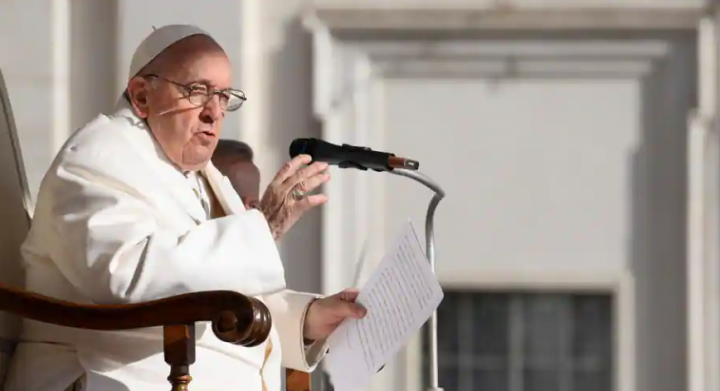 Paus Fransiskus dilarikan ke rumah sakit karena infeksi pernapasan /Reuters