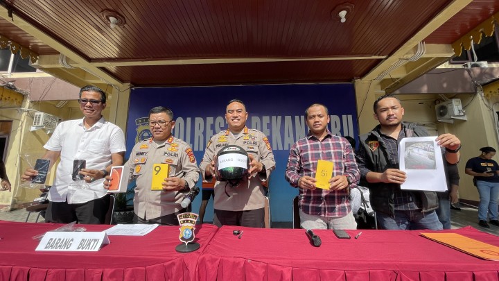 Polresta Pekanbaru menggelar jumpa pers pengungkapan kasus penjambretan yang beberapa waktu lalu viral di Pekanbaru