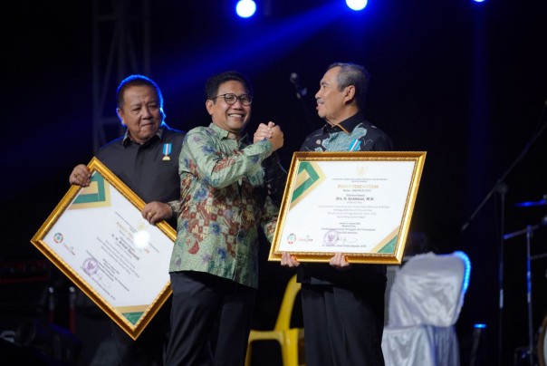  Gubernur Riau, Syamsuar saat terima penghargaan Menteri Desa PDTT Abdul Halim Iskandar