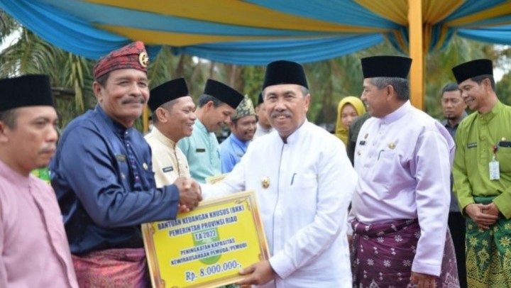 Gubernur Riau, Syamsuar saat serahkan Bankeu Khusus tahun sebelumnya