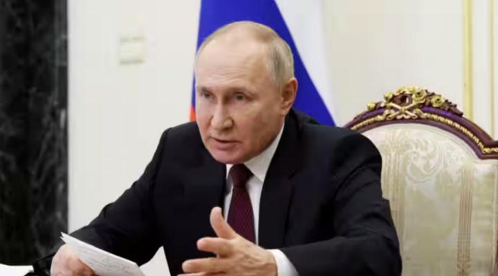 Presiden Rusia, Vladimir Putin keluarkan dekrit wajib militer musim semi, panggil ratusan ribu orang /Reuters