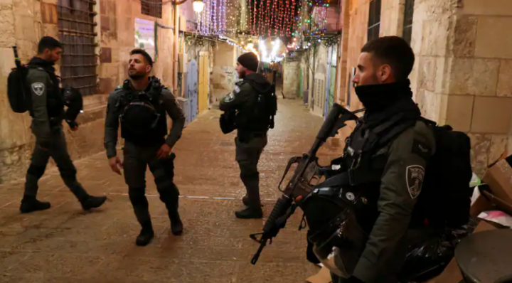 Polisi Israel berjaga di dekat lokasi insiden keamanan di dekat kompleks Al Aqsa, di Yerusalem /Reuters