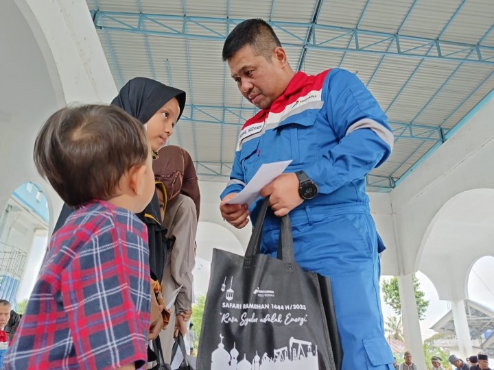 _EVP Upstream Business PHR Edwil Suzandi berdialog dengan anak-anak yatim pada saat peyerahkan bantuan sembako kegiatan Safari Ramadan, di Masjid Hasan Basri, Bukit Batrem, Dumai (31/3)._