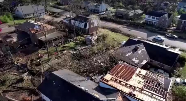 Kota Arkansas, Amerika Serikat terbelah dua setelah tornado menerjang /Reuters