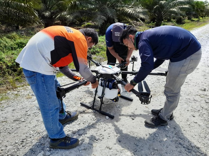 Keterangan foto: Operator Drone Sprayer PTPN V memeriksa pesawat tanpa awak yang akan diterbangkan. PTPN V mulai manfaatkan drone untuk meningkatkan produksi dengan pengendalian organisme pengganggu tanaman menggunakan teknologi.