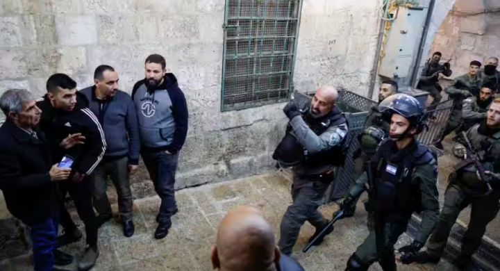 Bentrokan kembali terjadi di Masjid Al-Aqsa Yerusalem antara jemaah Palestina dengan polisi Israel /Reuters