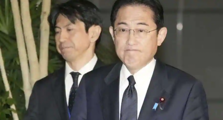 Perdana Menteri Jepang Fumio Kishida (kanan) bertemu wartawan setelah sebuah helikopter militer hilang pada hari Kamis /Twitter