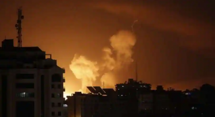 Israel luncurkan serangan udara ke Jalur Gaza, Palestina mengatakan serangan itu menghantam beberapa tempat pelatihan Hamas /AFP