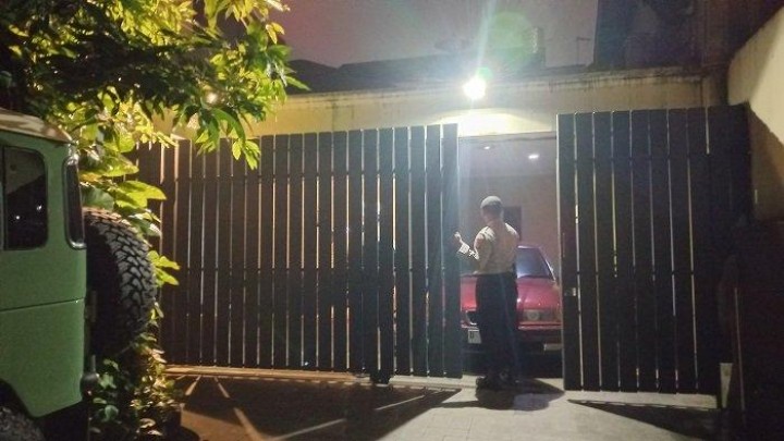 Anggota TNI AD Datangi Rumah Nindy Ayunda Usut Senpi Ilegal Dito Mahendra. (TribunTangerang/Foto)