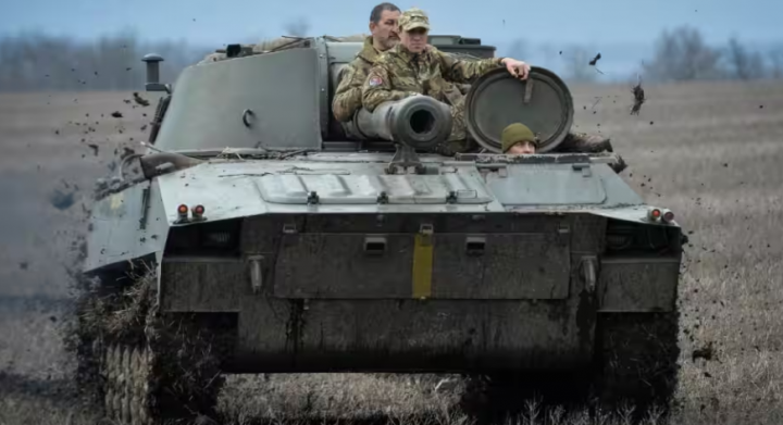 Anggota layanan Ukraina mengendarai howitzer self-propelled di dekat garis depan kota Bakhmut, Ukraina 7 April 2023 /Reuters