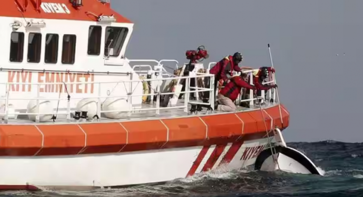 Sebuah kapal dengan sekitar 400 orang di dalamnya terapung-apung antara Malta dan Libya /Reuters