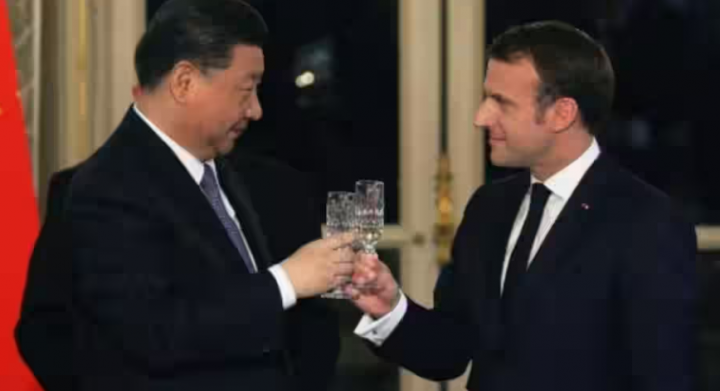 Dalam file foto yang diambil pada 25 Maret 2019 ini, Presiden Prancis Emmanuel Macron (kanan) dan Presiden China Xi Jinping saling bersulang saat makan malam kenegaraan di Istana Elysee di Paris /AFP